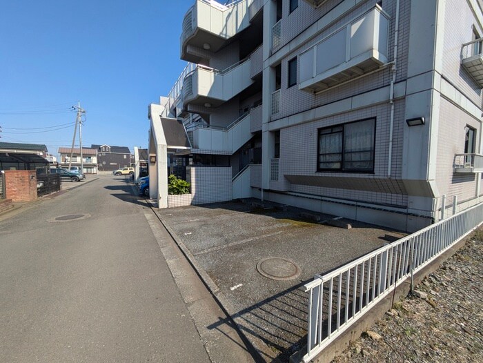 物件外観写真5　(駐車場)