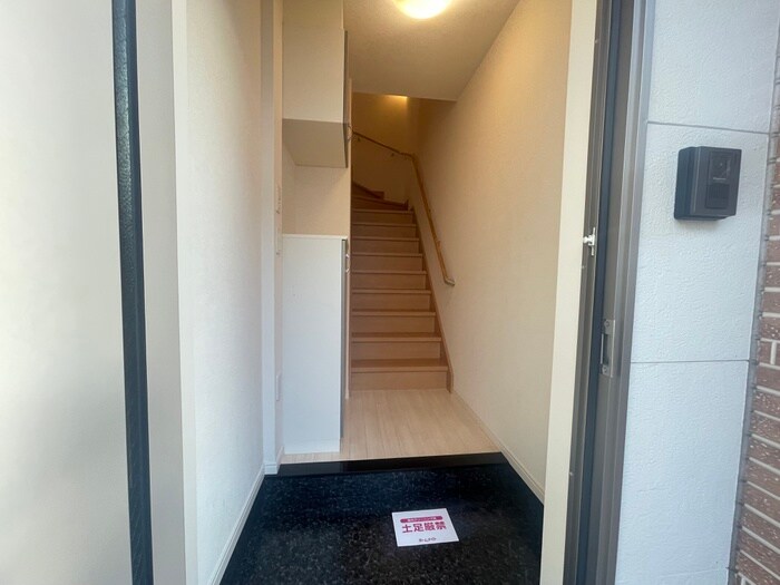 物件内観写真13　(玄関)