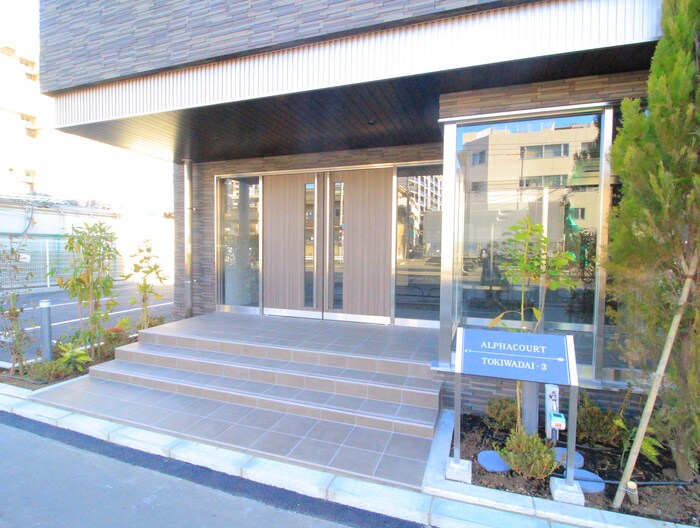 物件外観写真5　(エントランス部分)