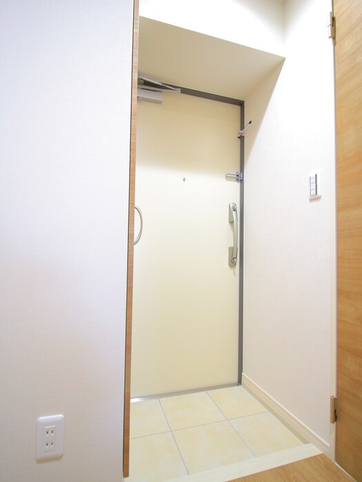 物件内観写真12　(玄関)