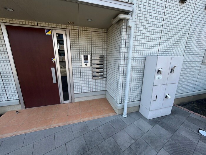 物件外観写真6　(エントランス部分)