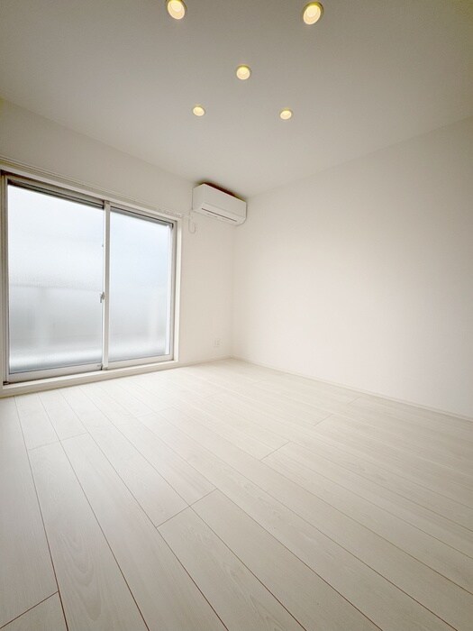 物件内観写真4　(室内からの展望)