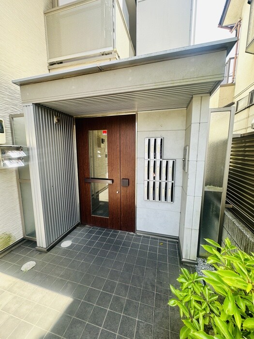 物件外観写真2　(エントランス部分)