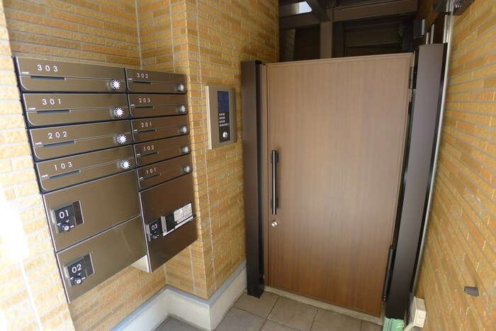 物件外観写真3　(エントランス部分)