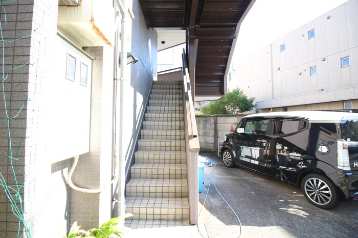 物件外観写真3　(エントランス部分)