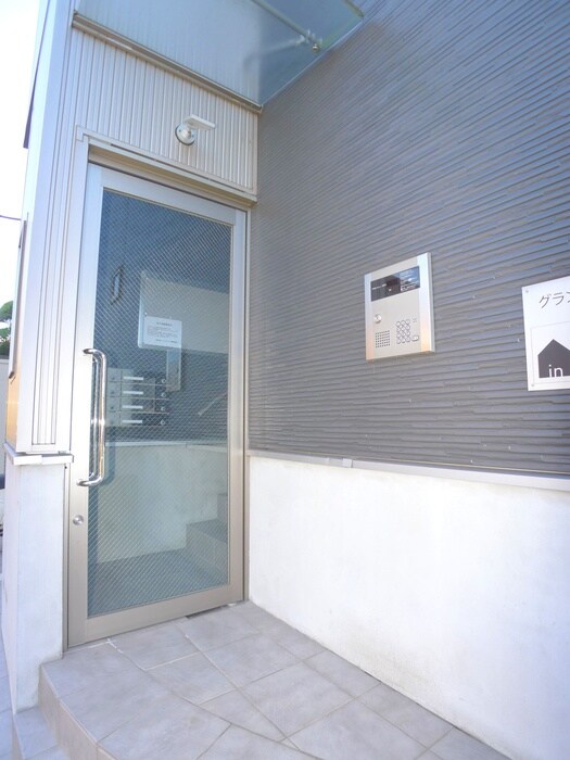 物件外観写真3　(エントランス部分)