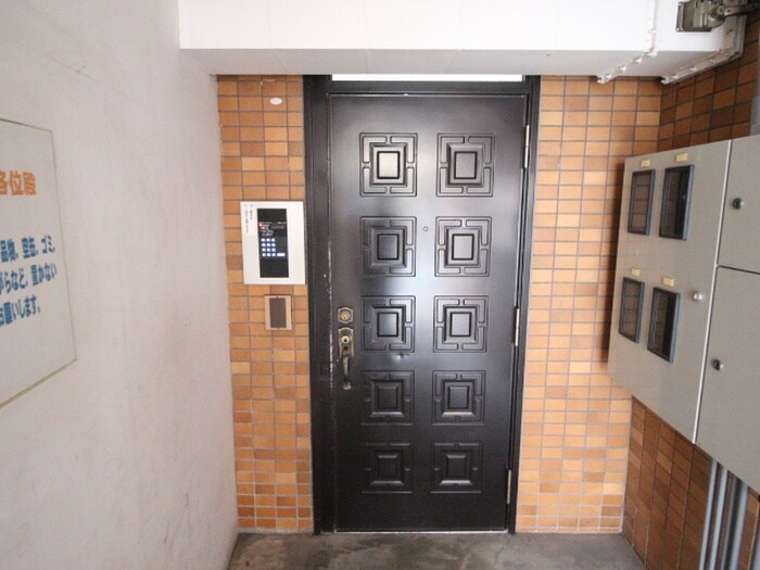 物件外観写真3　(エントランス部分)