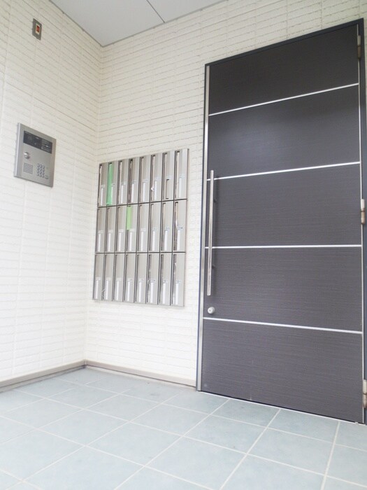物件外観写真3　(エントランス部分)