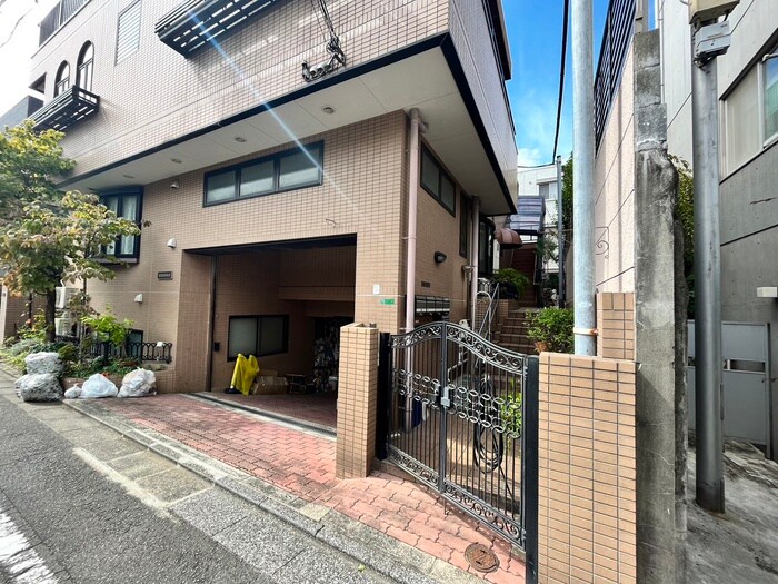 物件外観写真3　(エントランス部分)