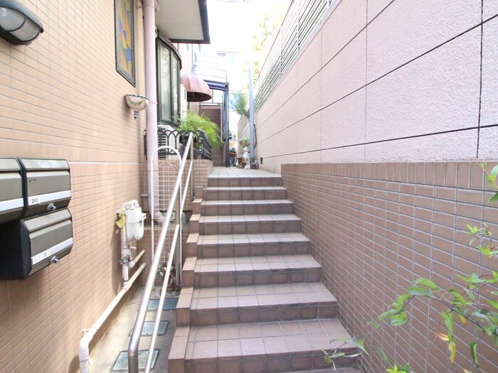 物件外観写真5　(エントランス部分)