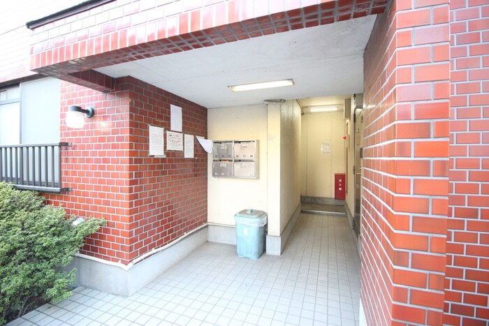 物件外観写真5　(エントランス部分)