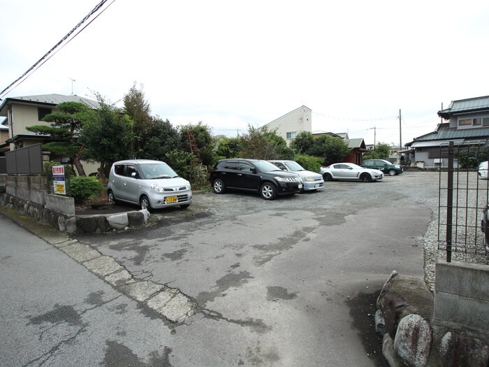 物件外観写真3　(駐車場)