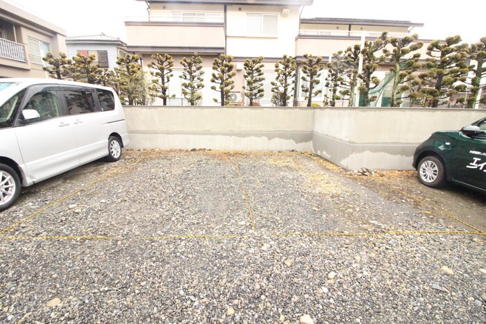 物件外観写真6　(駐車場)