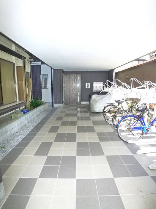 物件外観写真2　(エントランス部分)