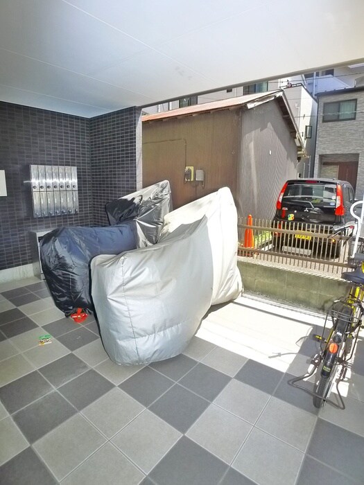 物件外観写真5　(バイク置き場)