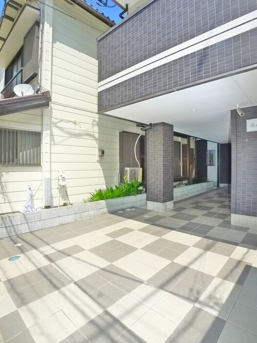 物件外観写真6　(エントランス部分)