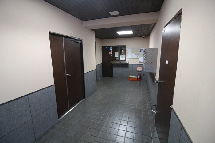 物件外観写真3　(エントランス部分)