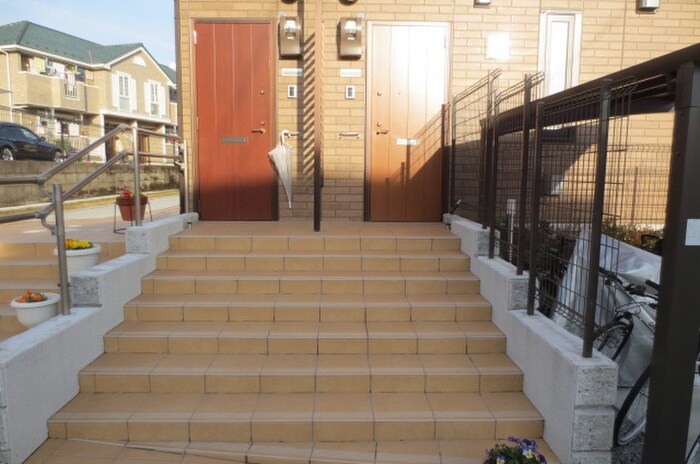 物件外観写真6　(エントランス部分)