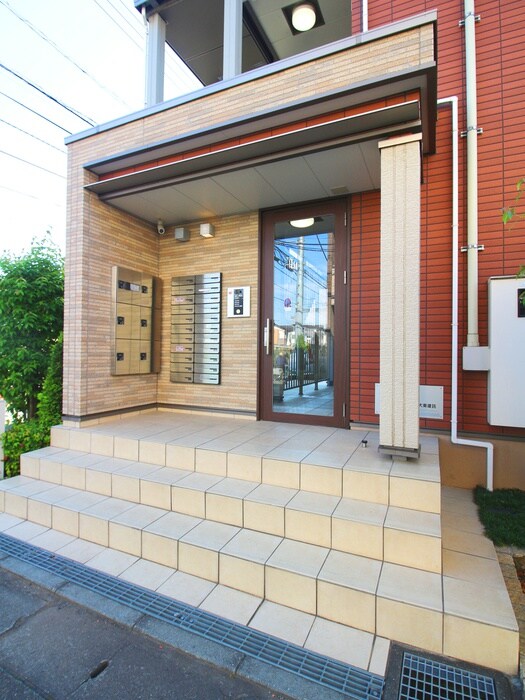 物件外観写真3　(エントランス部分)