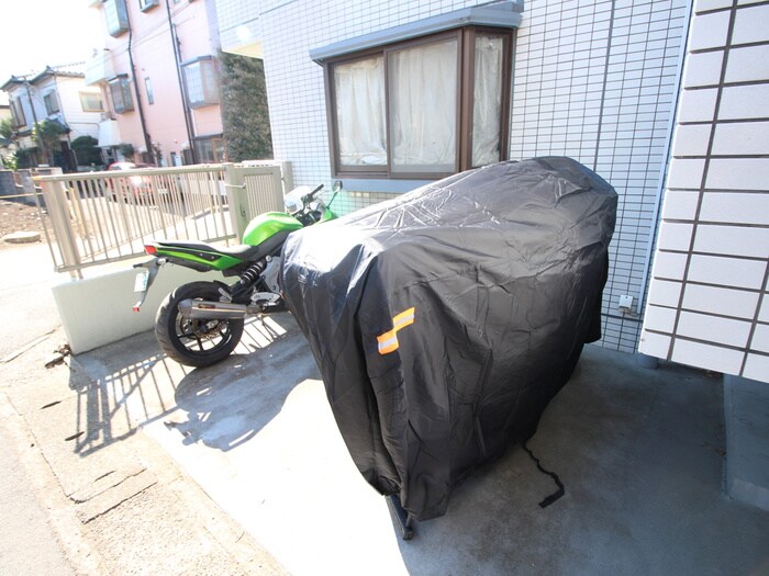 物件外観写真6　(バイク置き場)