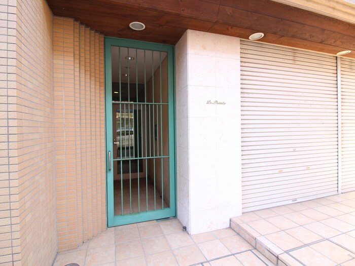 物件外観写真4　(エントランス部分)