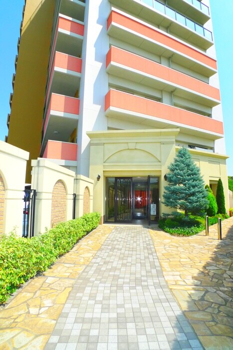 物件外観写真2　(エントランス部分)