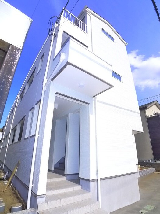 物件外観写真3　(エントランス部分)