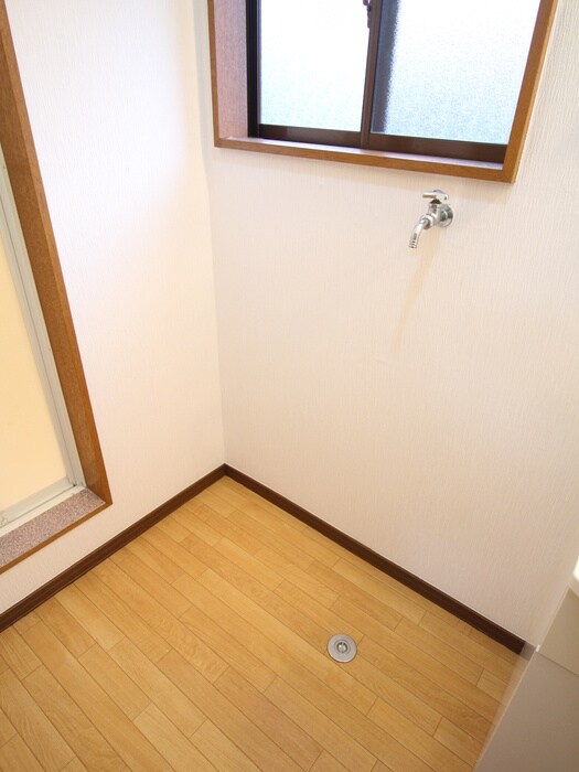 物件内観写真10　(洗濯機置場)