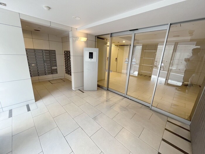 物件外観写真2　(エントランス部分)