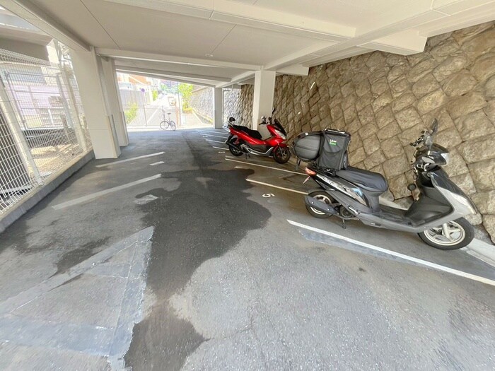 物件外観写真3　(バイク置き場)