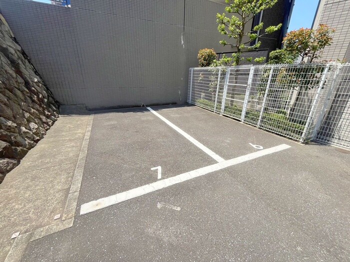 物件外観写真4　(駐車場)