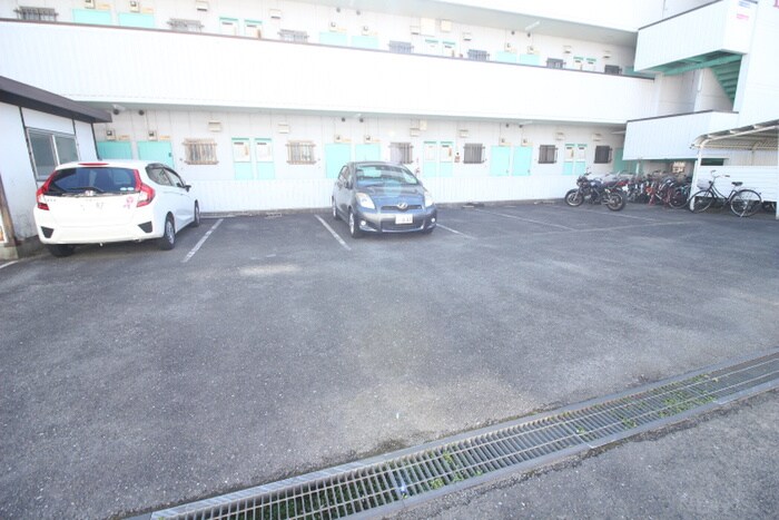 物件外観写真3　(駐車場)