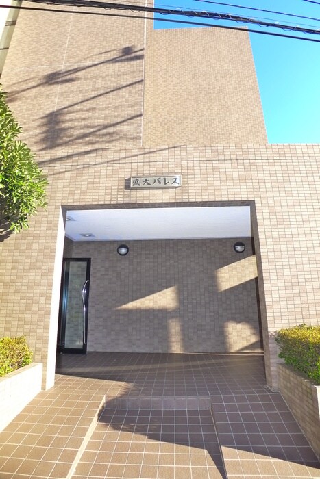 物件外観写真3　(エントランス部分)