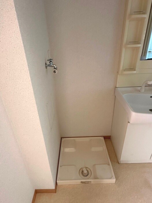 物件内観写真11　(洗濯機置場)