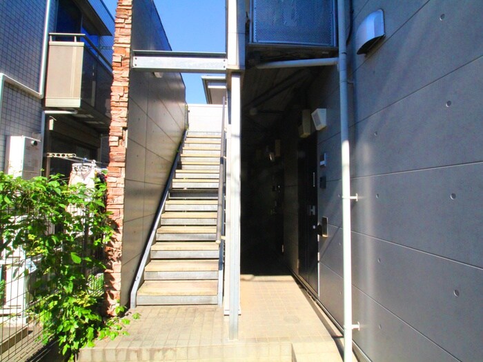 物件外観写真3　(エントランス部分)
