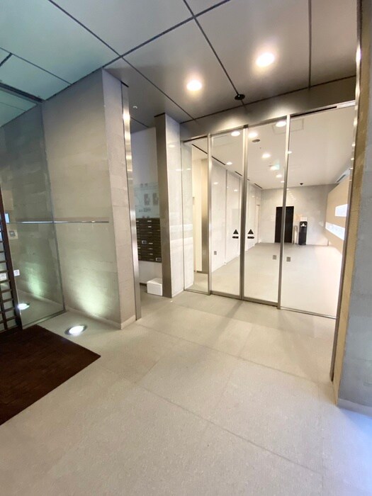 物件外観写真2　(エントランス部分)