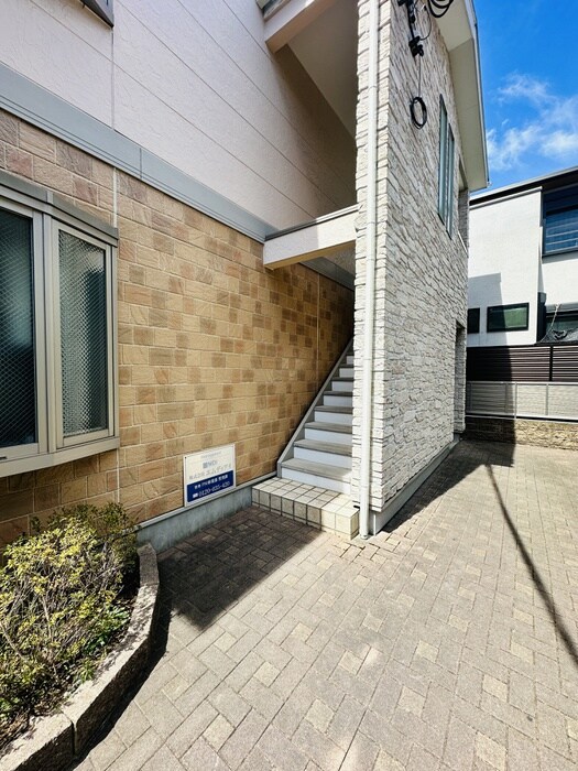 物件外観写真4　(エントランス部分)