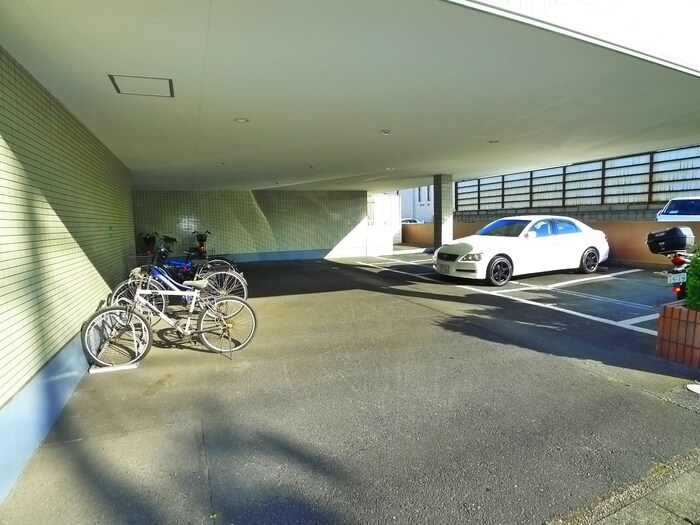 物件外観写真4　(駐車場)