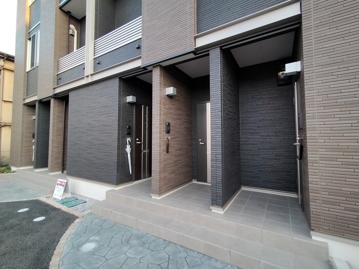 物件外観写真3　(エントランス部分)
