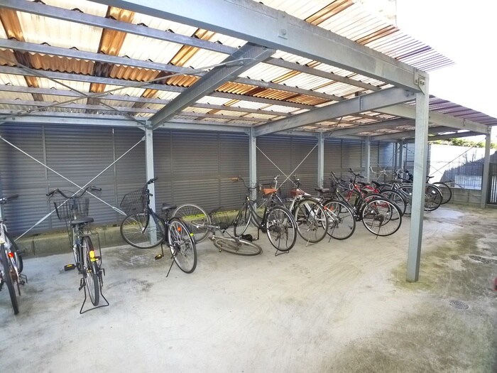 物件外観写真4　(駐輪場)