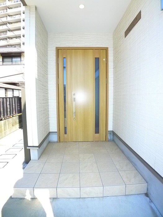 物件外観写真5　(エントランス部分)