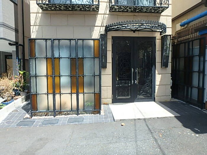 物件外観写真2　(エントランス部分)