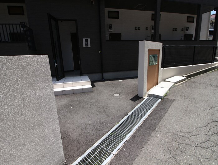 物件外観写真2　(エントランス部分)