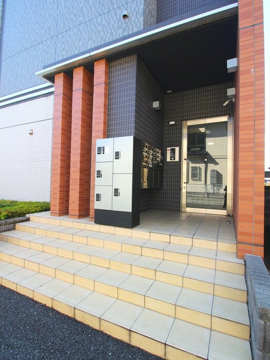 物件外観写真3　(エントランス部分)