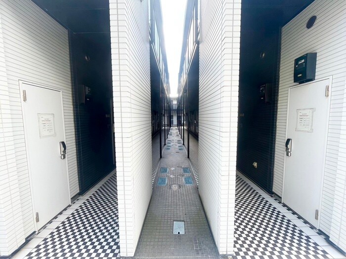 物件外観写真6　(エントランス部分)