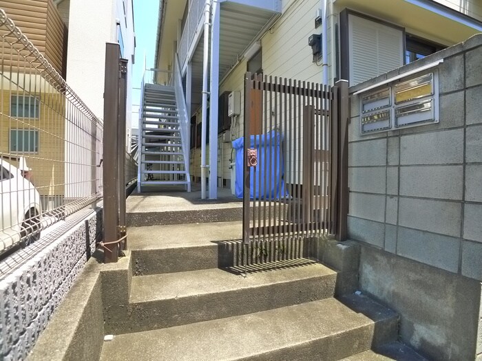 物件外観写真2　(エントランス部分)