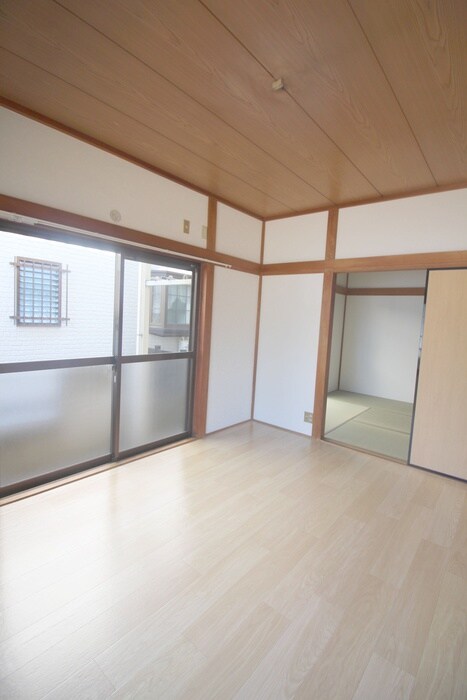 物件内観写真7　(室内からの展望)