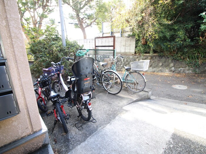物件外観写真6　(駐輪場)