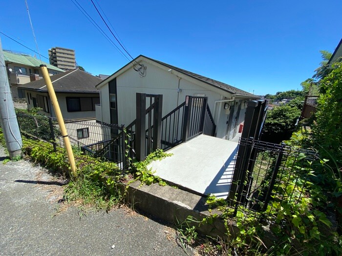 物件外観写真5　(エントランス部分)