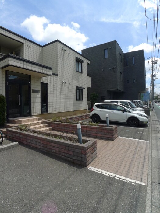 物件外観写真4　(駐車場)